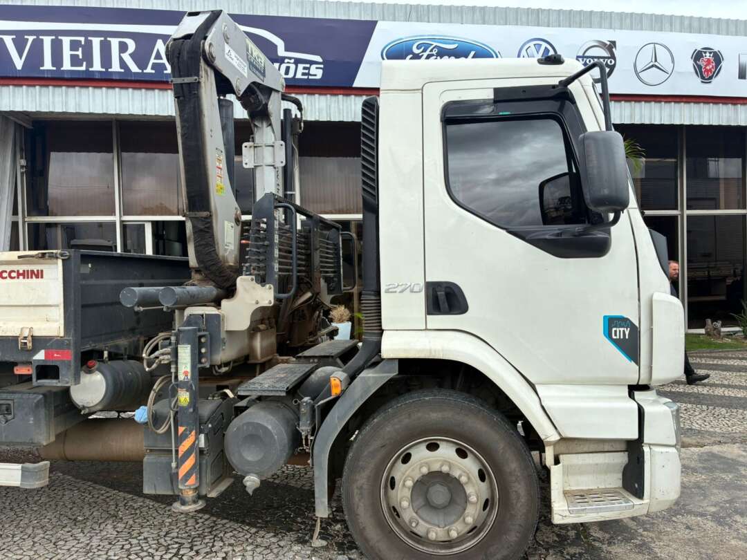 Caminhão VOLVO VM 270 Guincho Munck ANO 2021 de Vieira Caminhões no Paraná