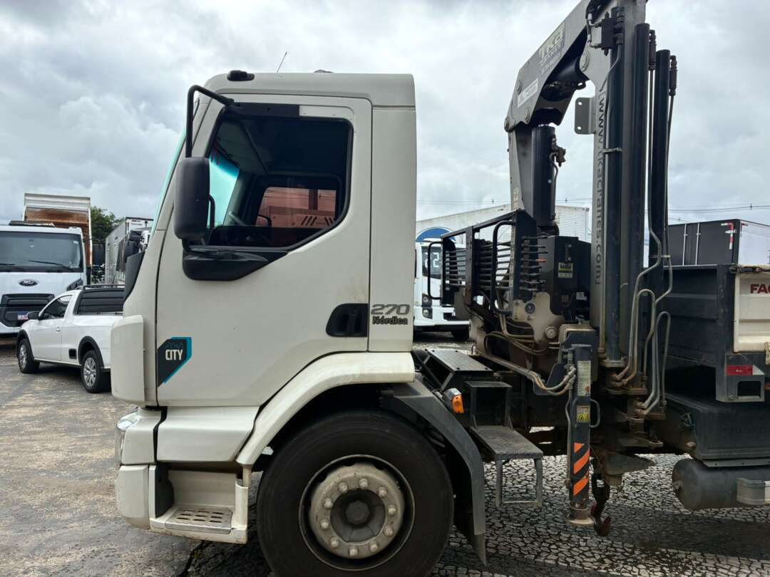Caminhão VOLVO VM 270 Guincho Munck ANO 2021 de Vieira Caminhões no Paraná