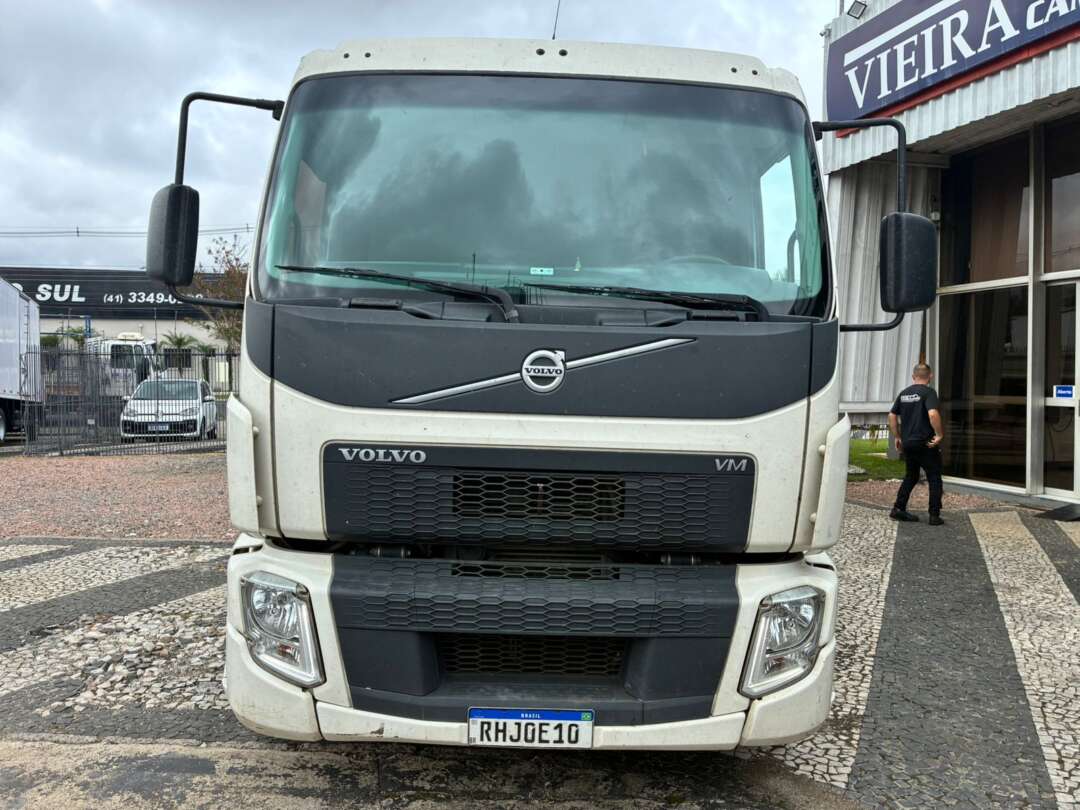 Caminhão VOLVO VM 270 Guincho Munck ANO 2021 de Vieira Caminhões no Paraná