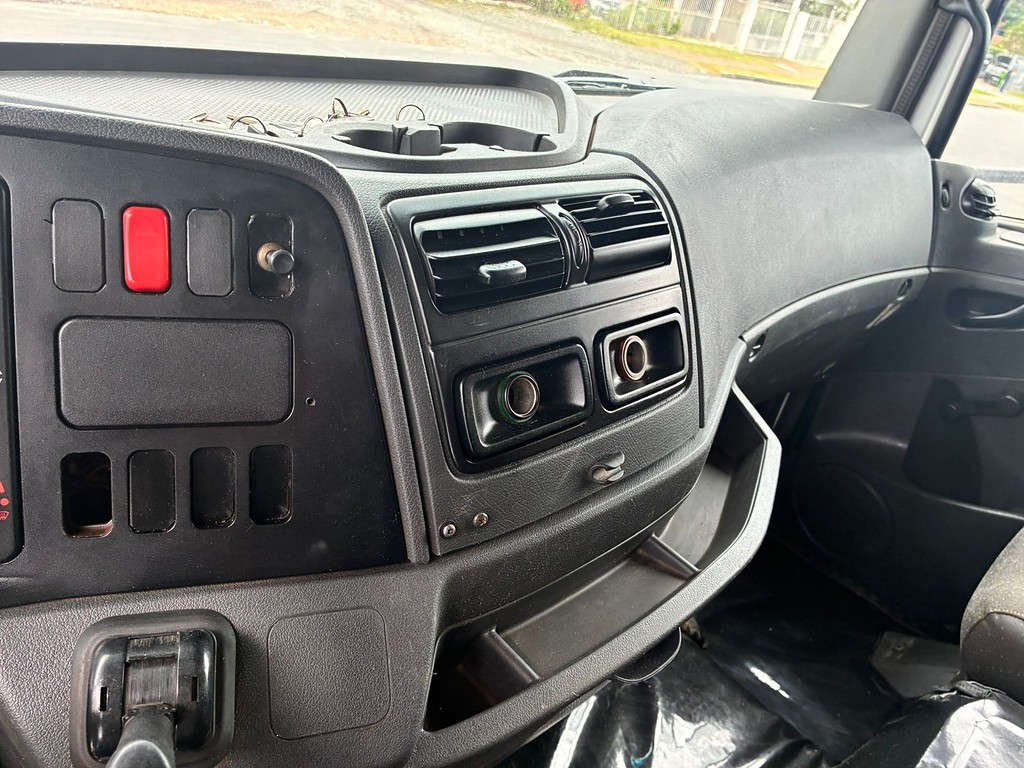 Caminhão MERCEDES BENZ MB 1719 Chassis ANO 2013 de Vieira Caminhões no Paraná