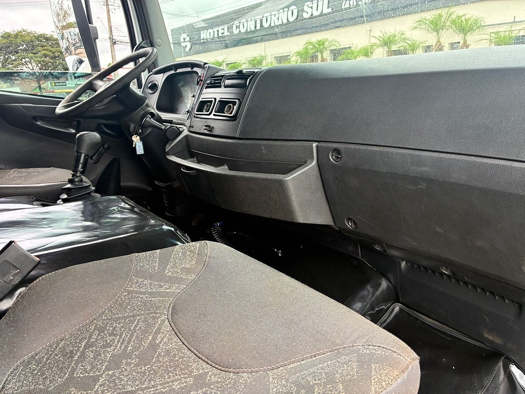 Caminhão MERCEDES BENZ MB 1719 Chassis ANO 2013 de Vieira Caminhões no Paraná