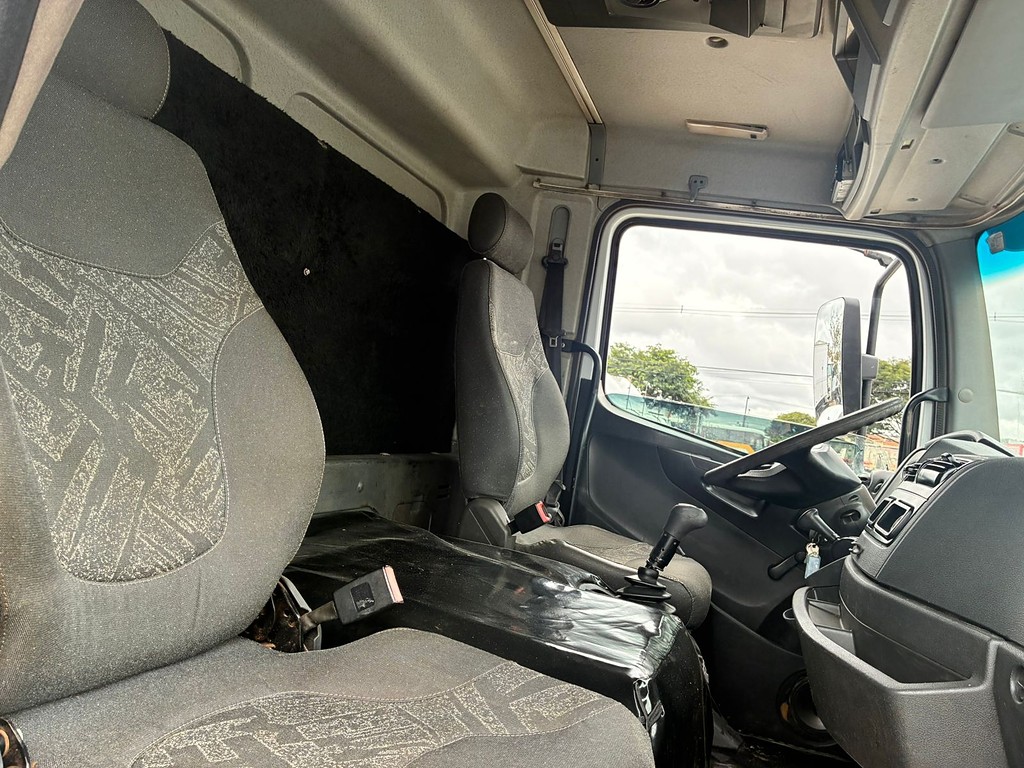 Caminhão MERCEDES BENZ MB 1719 Chassis ANO 2013 de Vieira Caminhões no Paraná