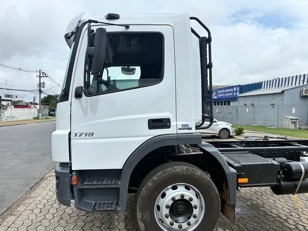 Caminhão MERCEDES BENZ MB 1719 Chassis ANO 2013 de Vieira Caminhões no Paraná