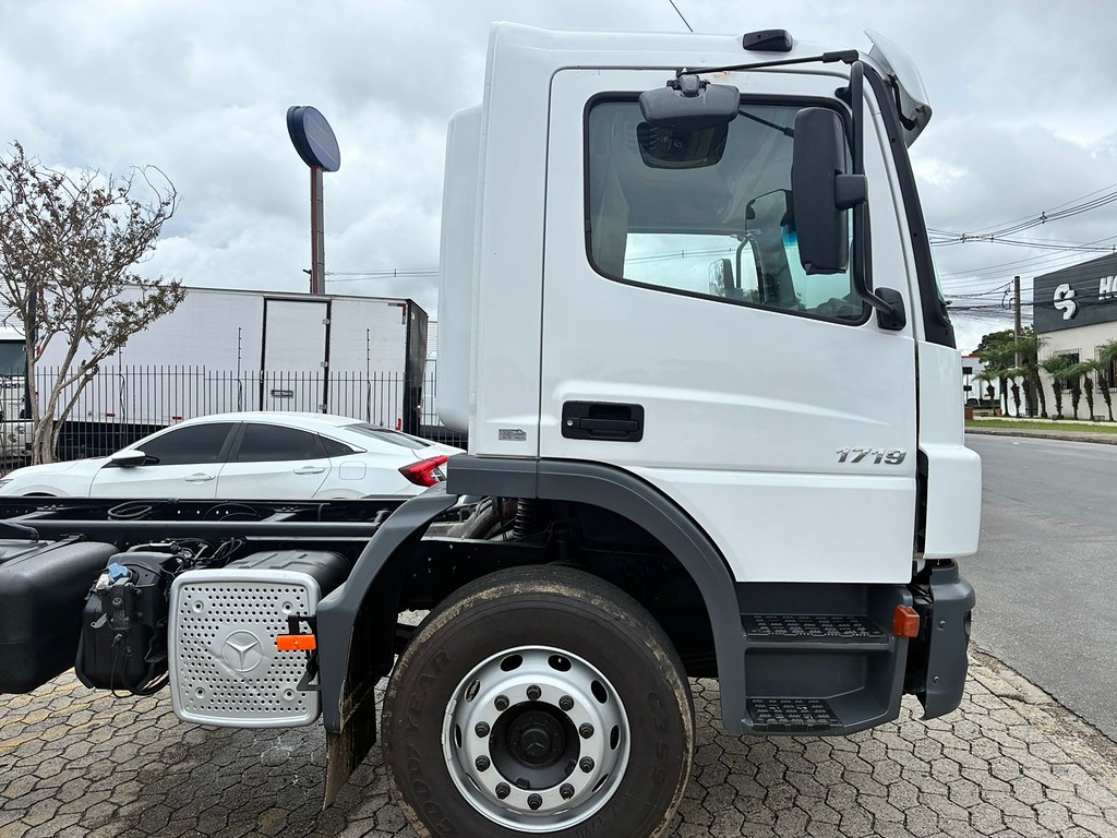 Caminhão MERCEDES BENZ MB 1719 Chassis ANO 2013 de Vieira Caminhões no Paraná
