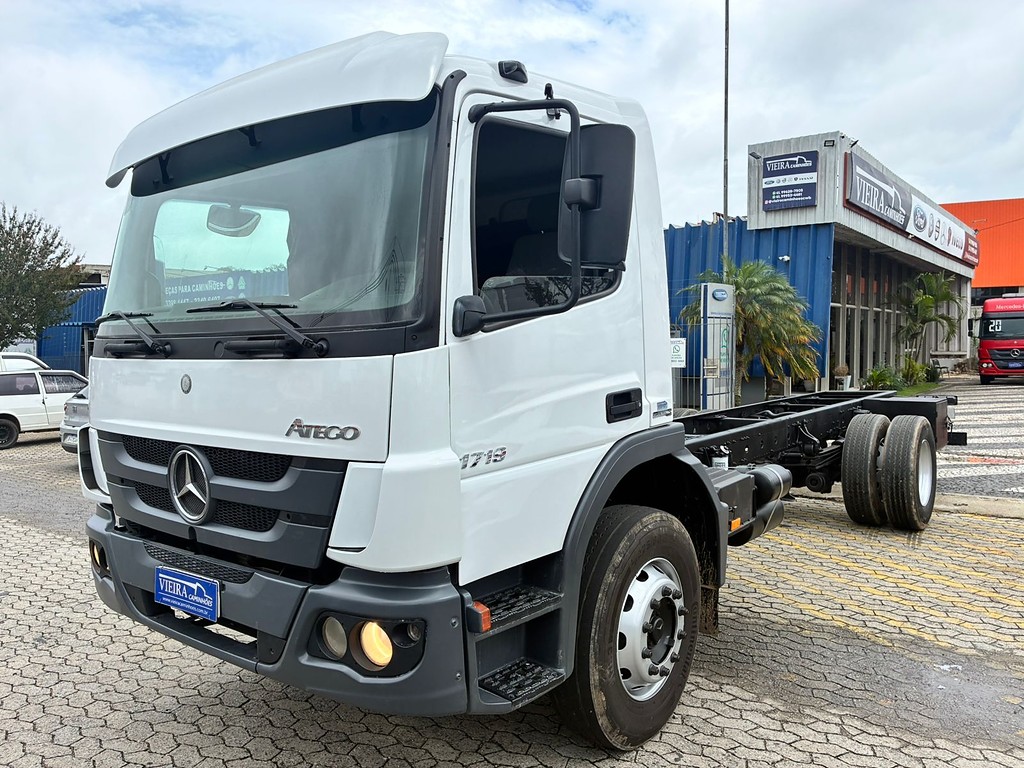 Caminhão MERCEDES BENZ MB 1719 Chassis ANO 2013 de Vieira Caminhões no Paraná