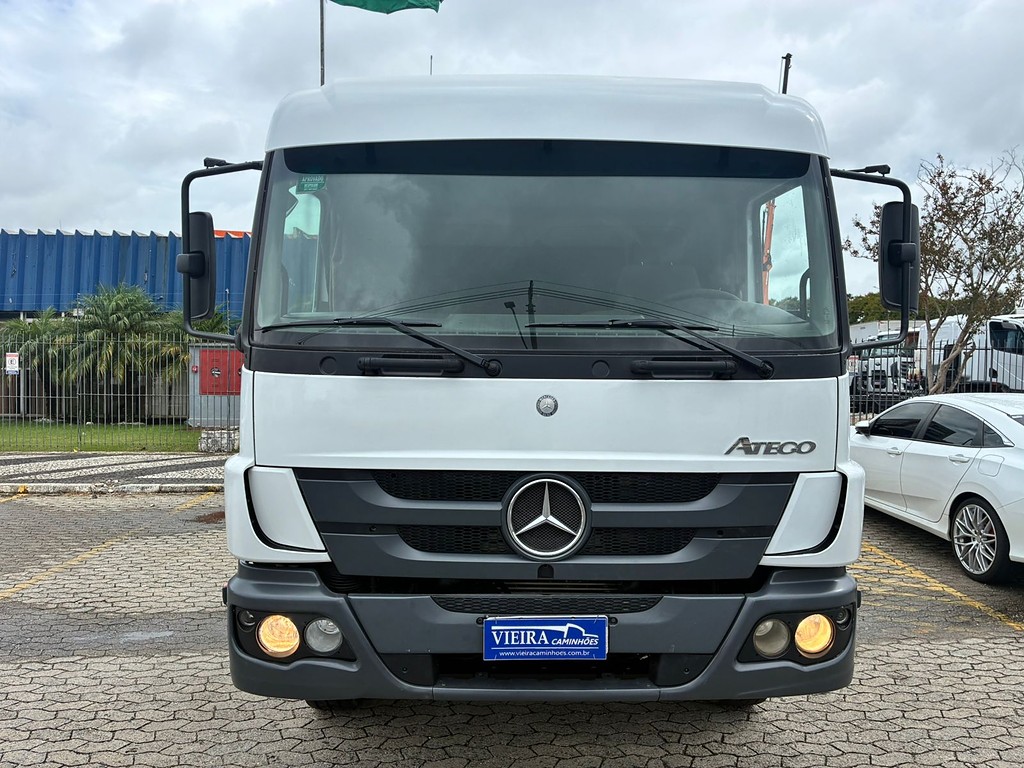 Caminhão MERCEDES BENZ MB 1719 Chassis ANO 2013 de Vieira Caminhões no Paraná