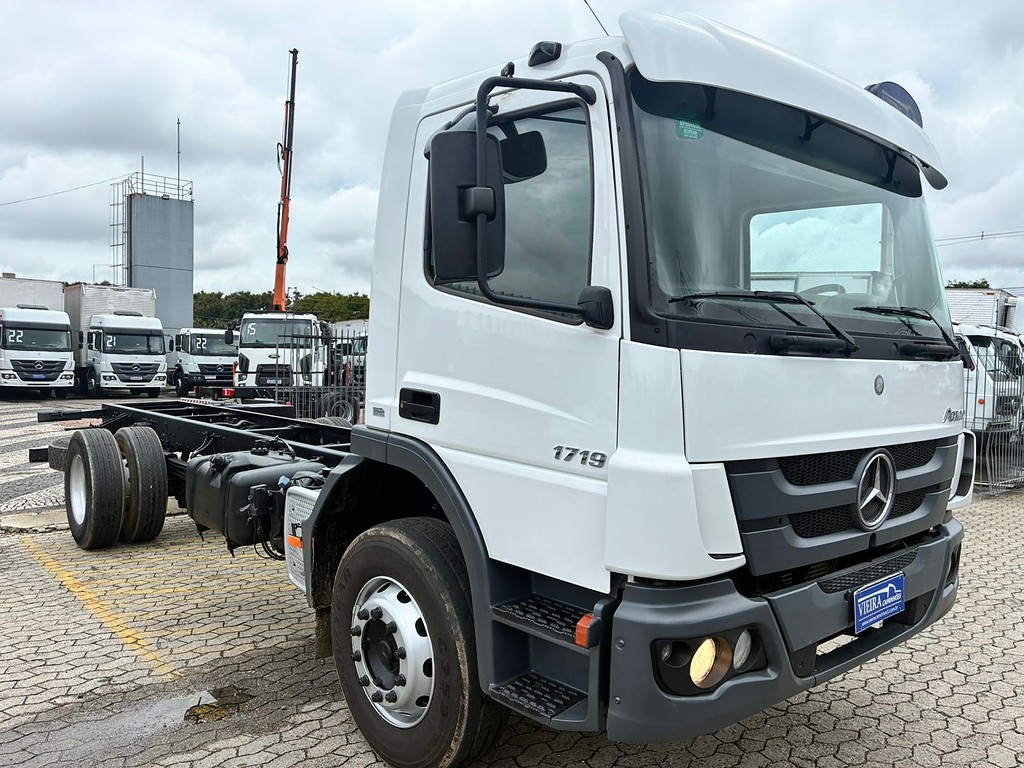 Caminhão MERCEDES BENZ MB 1719 Chassis ANO 2013 de Vieira Caminhões no Paraná