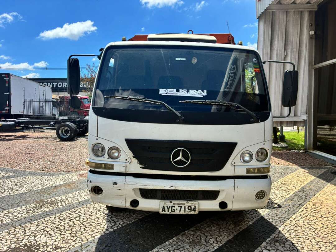 Caminhão MERCEDES BENZ MB 815 Guincho Munck ANO 2013 de Vieira Caminhões no Paraná