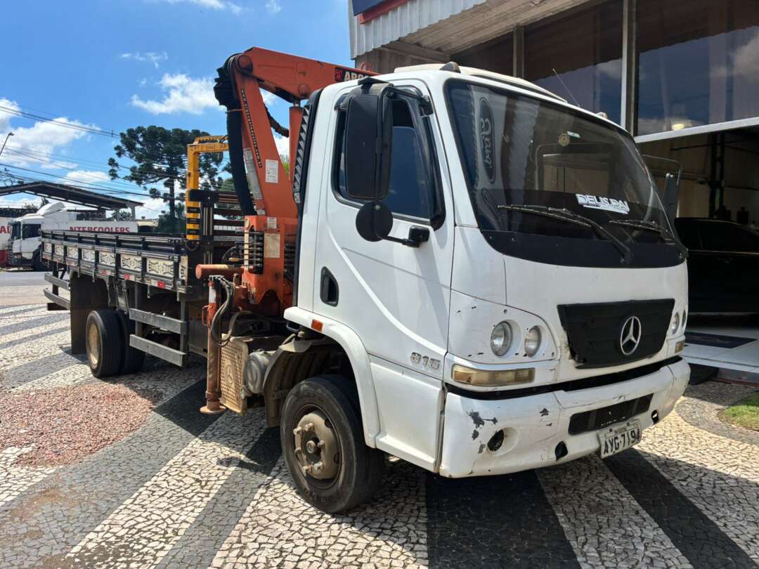 Caminhão MERCEDES BENZ MB 815 Guincho Munck ANO 2013 de Vieira Caminhões no Paraná