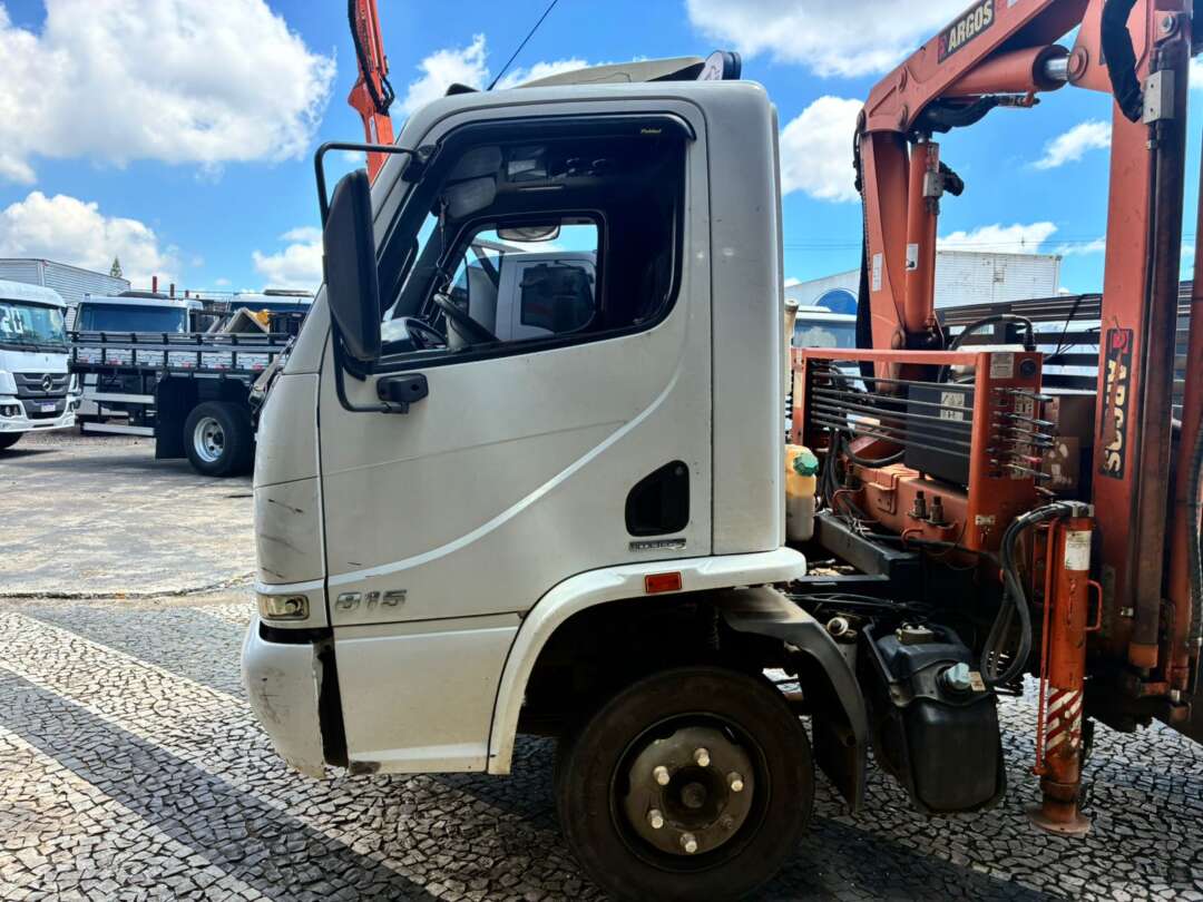 Caminhão MERCEDES BENZ MB 815 Guincho Munck ANO 2013 de Vieira Caminhões no Paraná
