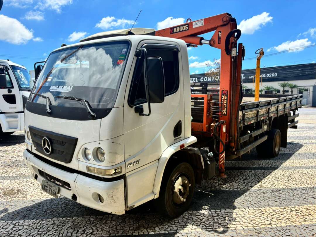 Caminhão MERCEDES BENZ MB 815 Guincho Munck ANO 2013 de Vieira Caminhões no Paraná