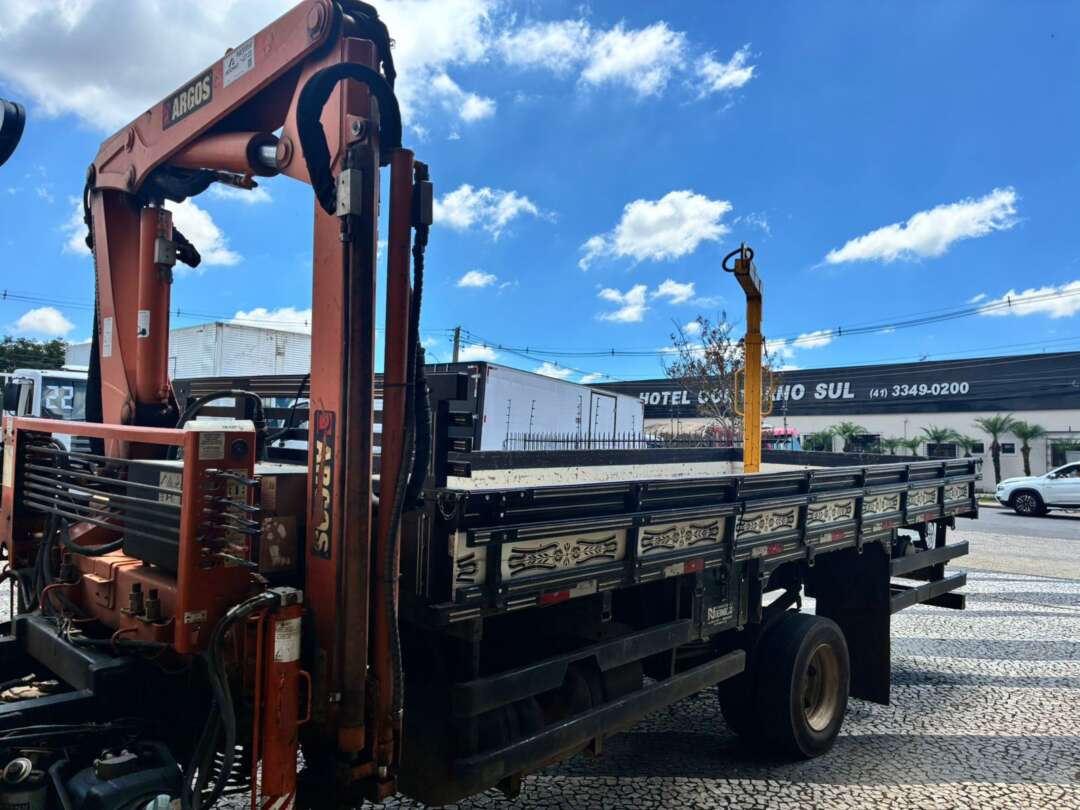 Caminhão MERCEDES BENZ MB 815 Guincho Munck ANO 2013 de Vieira Caminhões no Paraná