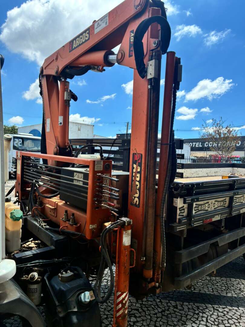 Caminhão MERCEDES BENZ MB 815 Guincho Munck ANO 2013 de Vieira Caminhões no Paraná