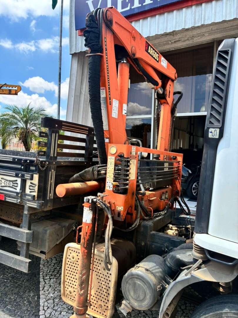 Caminhão MERCEDES BENZ MB 815 Guincho Munck ANO 2013 de Vieira Caminhões no Paraná