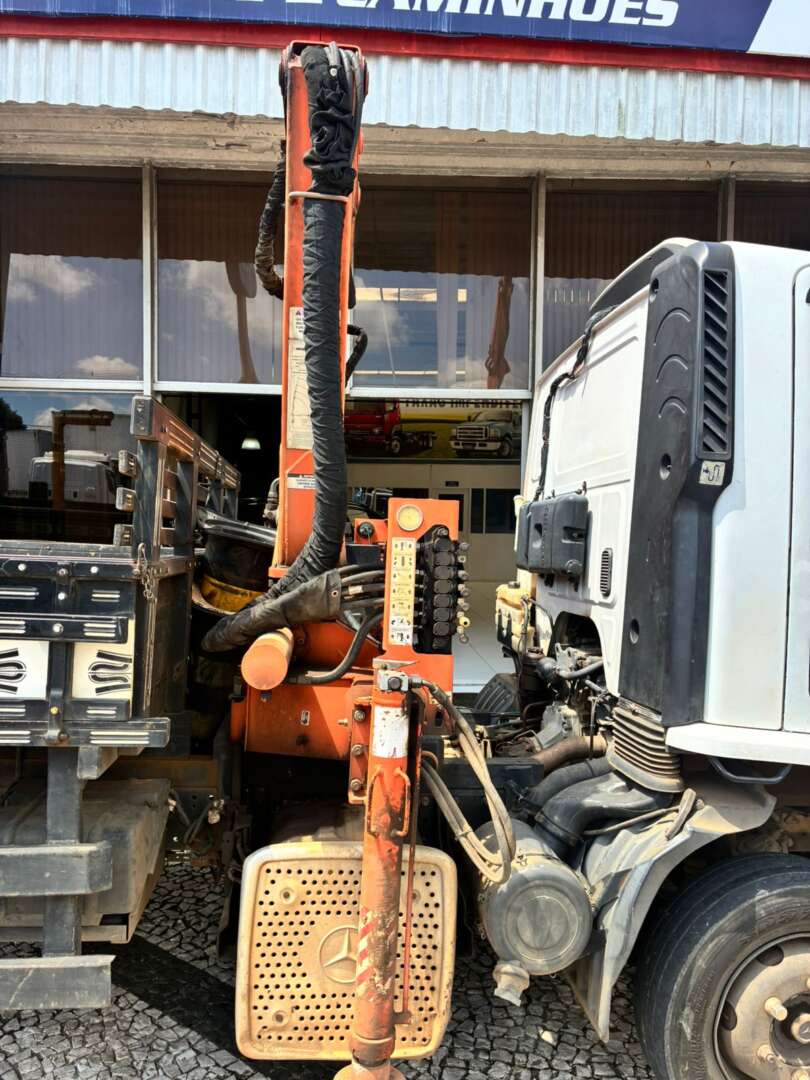 Caminhão MERCEDES BENZ MB 815 Guincho Munck ANO 2013 de Vieira Caminhões no Paraná