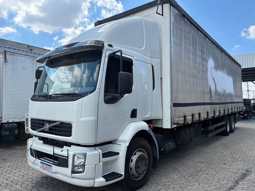 Caminhão VOLVO VM 260 Baú Sider ANO 2011 de Vieira Caminhões no Paraná