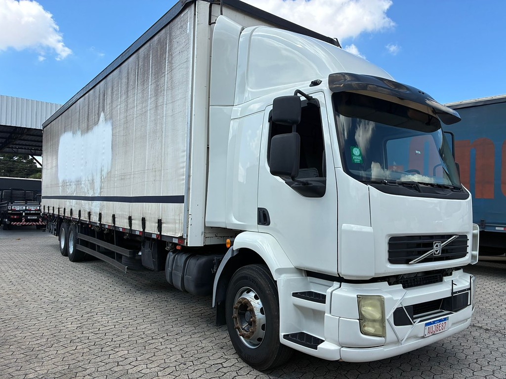 Caminhão VOLVO VM 260 Baú Sider ANO 2011 de Vieira Caminhões no Paraná