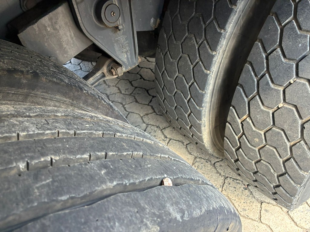 Caminhão VOLVO VM 260 Baú Sider ANO 2011 de Vieira Caminhões no Paraná