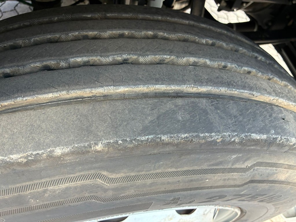 Caminhão VOLVO VM 260 Baú Sider ANO 2011 de Vieira Caminhões no Paraná