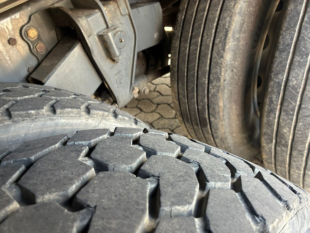 Caminhão VOLVO VM 260 Baú Sider ANO 2011 de Vieira Caminhões no Paraná