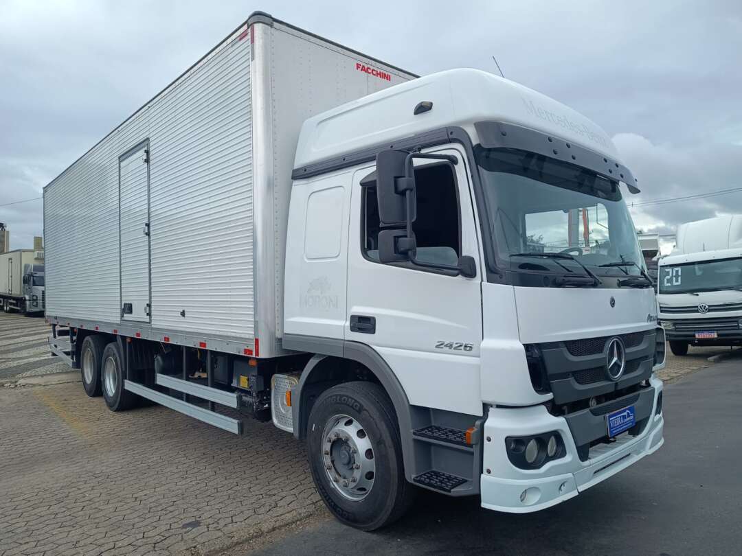 Caminhão MERCEDES BENZ MB 2426 Baú Furgão ANO 2022 de Vieira Caminhões no Paraná