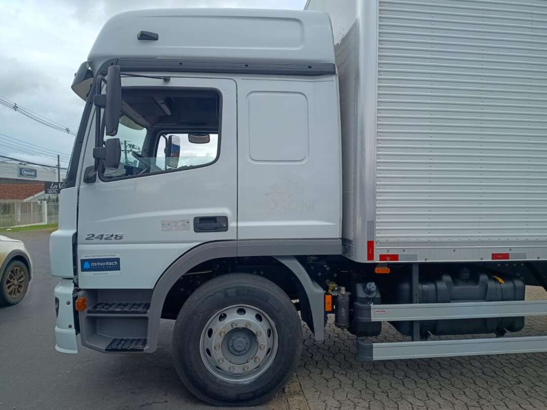 Caminhão MERCEDES BENZ MB 2426 Baú Furgão ANO 2022 de Vieira Caminhões no Paraná