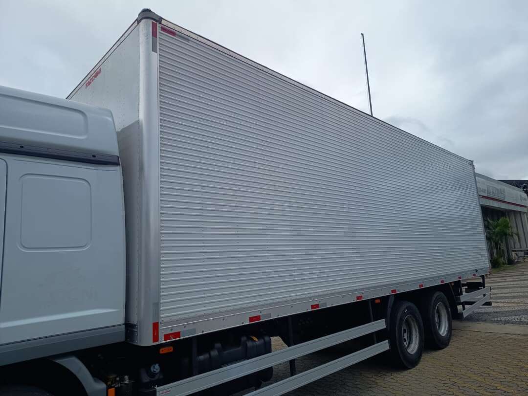 Caminhão MERCEDES BENZ MB 2426 Baú Furgão ANO 2022 de Vieira Caminhões no Paraná