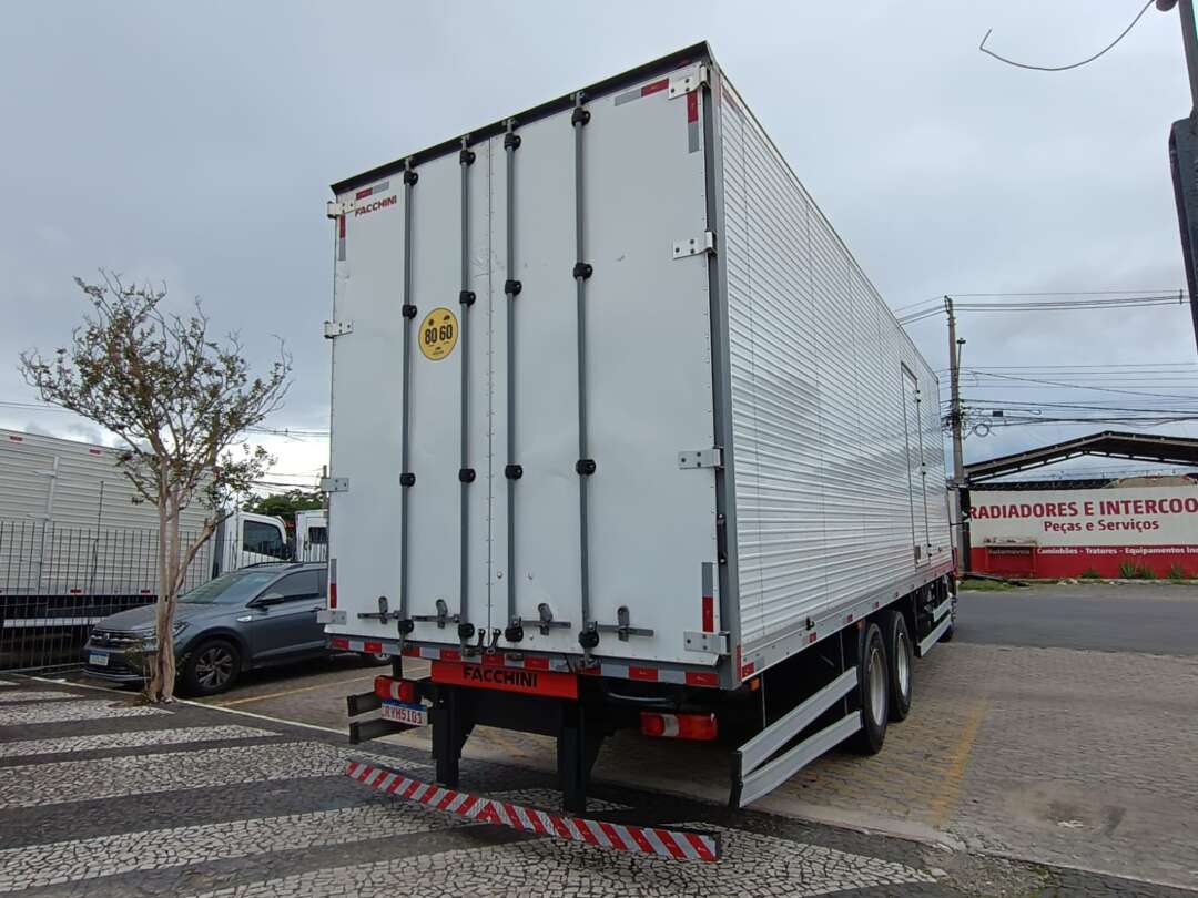 Caminhão MERCEDES BENZ MB 2426 Baú Furgão ANO 2022 de Vieira Caminhões no Paraná