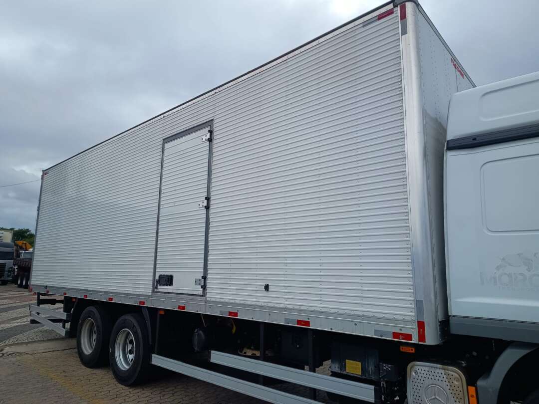 Caminhão MERCEDES BENZ MB 2426 Baú Furgão ANO 2022 de Vieira Caminhões no Paraná