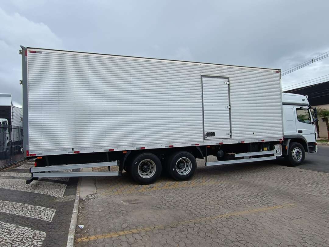 Caminhão MERCEDES BENZ MB 2426 Baú Furgão ANO 2022 de Vieira Caminhões no Paraná