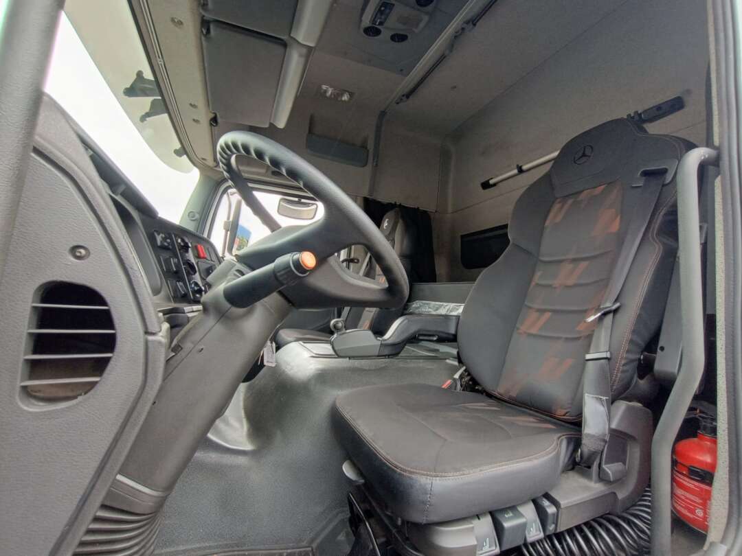 Caminhão MERCEDES BENZ MB 2426 Baú Furgão ANO 2022 de Vieira Caminhões no Paraná