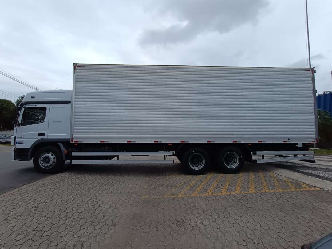 Caminhão MERCEDES BENZ MB 2426 Baú Furgão ANO 2022 de Vieira Caminhões no Paraná