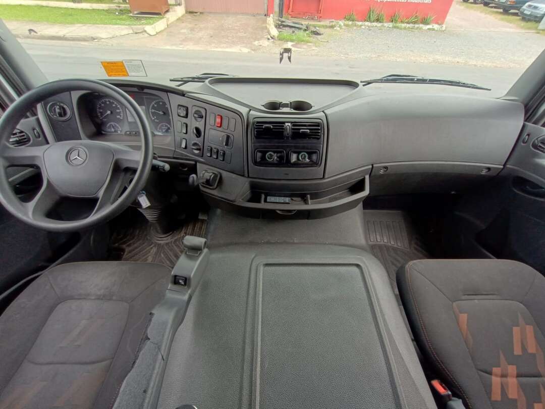 Caminhão MERCEDES BENZ MB 2426 Baú Furgão ANO 2022 de Vieira Caminhões no Paraná