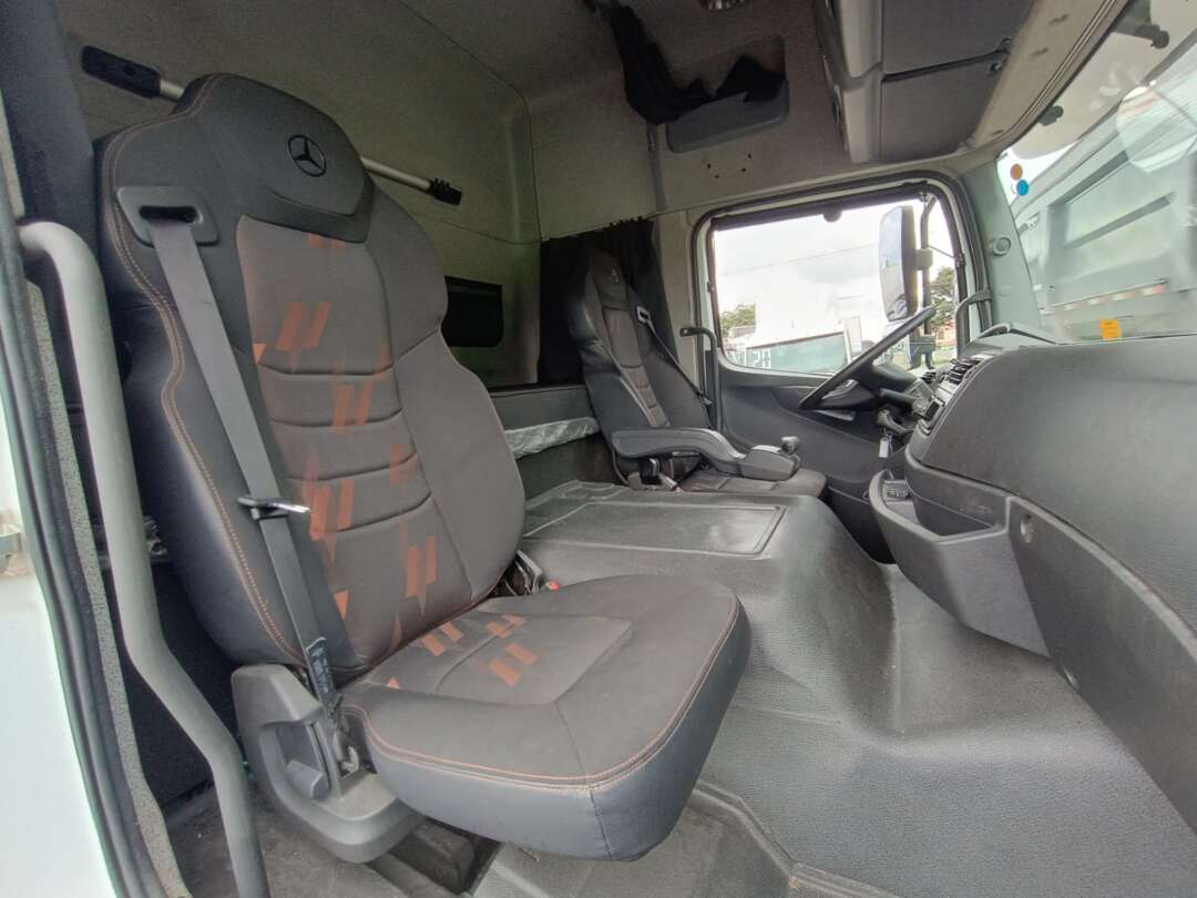 Caminhão MERCEDES BENZ MB 2426 Baú Furgão ANO 2022 de Vieira Caminhões no Paraná