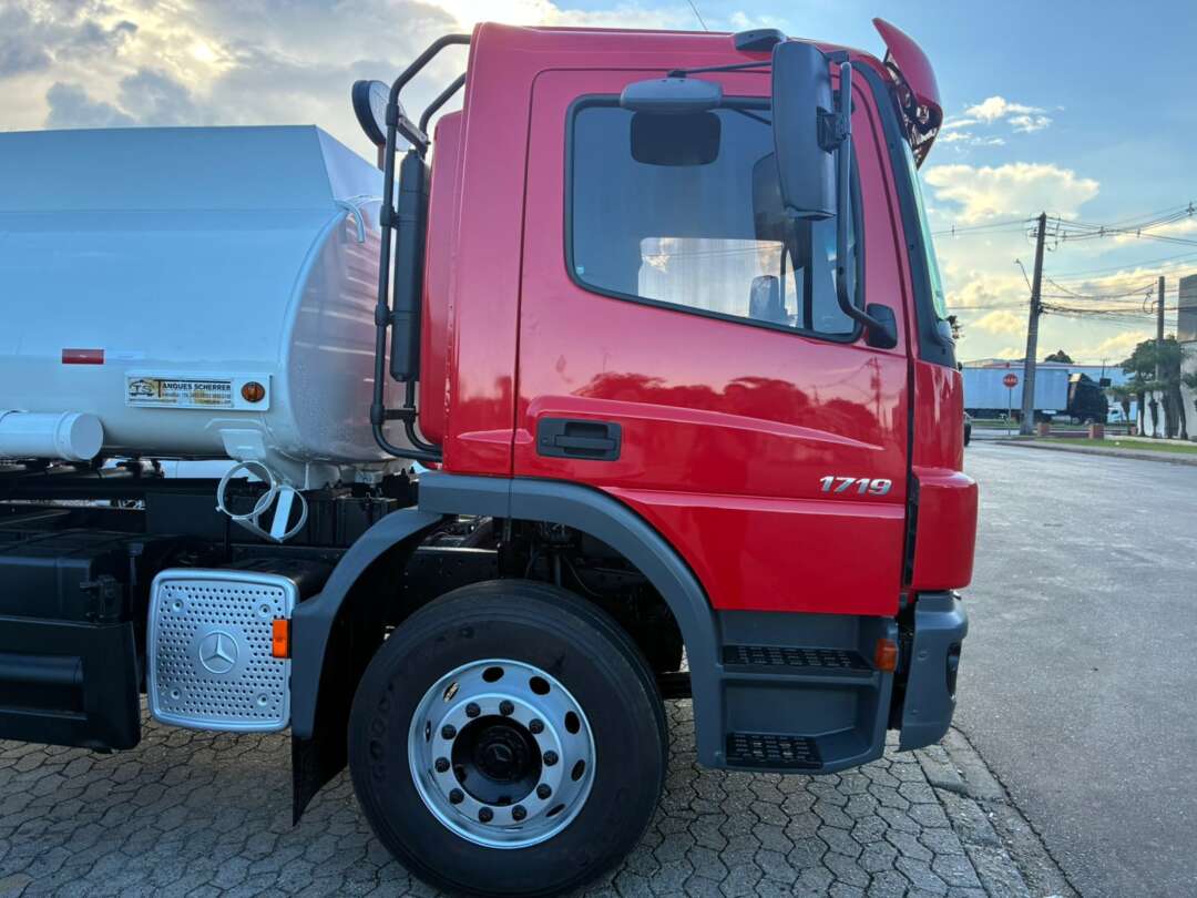 Caminhão MERCEDES BENZ MB 1719 Tanque&nbsp;Aço ANO 2016 de Vieira Caminhões no Paraná