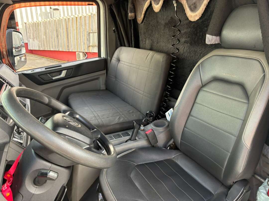 Caminhão VOLKSWAGEN VW 11180 Baú Furgão ANO 2023 de Vieira Caminhões no Paraná