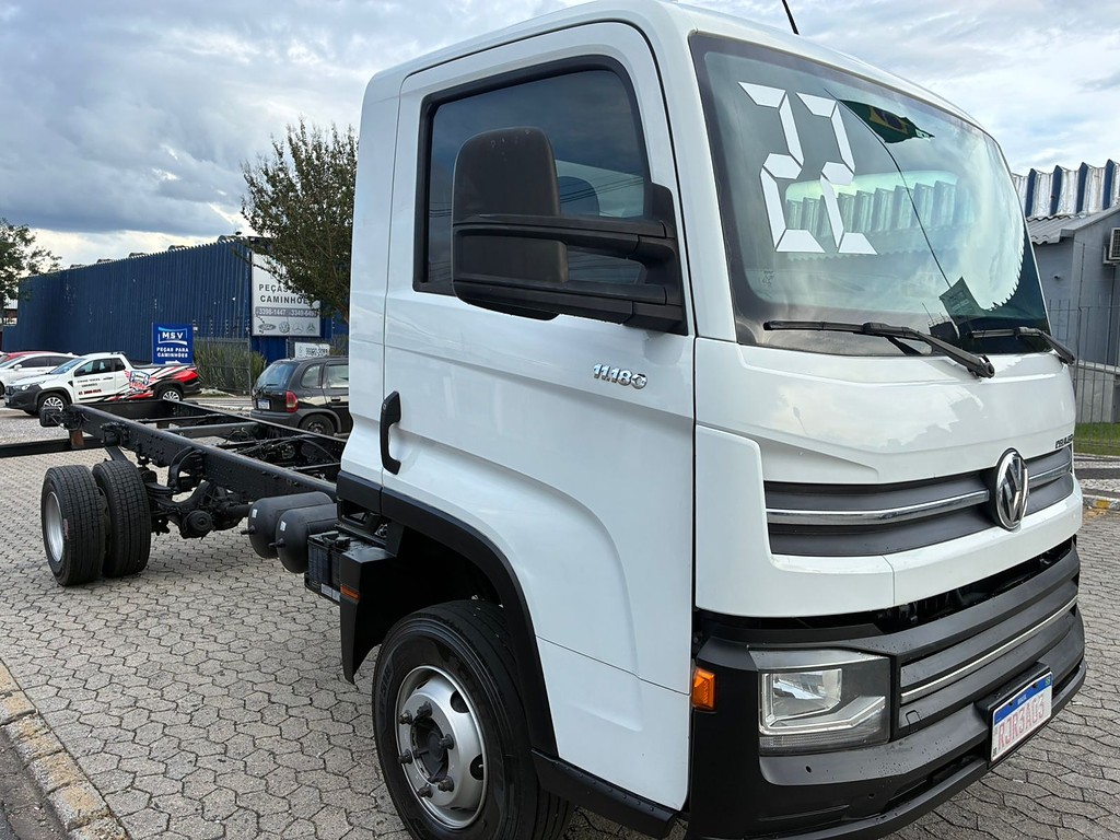 Caminhão VOLKSWAGEN VW 11180 Chassis ANO 2022 de Vieira Caminhões no Paraná
