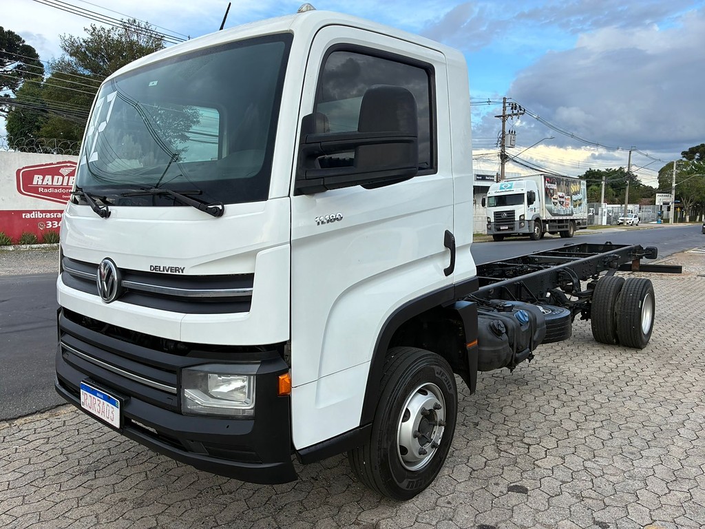 Caminhão VOLKSWAGEN VW 11180 Chassis ANO 2022 de Vieira Caminhões no Paraná