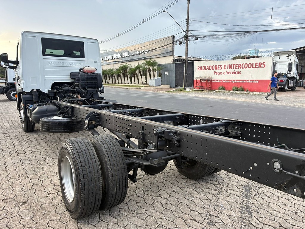 Caminhão VOLKSWAGEN VW 11180 Chassis ANO 2022 de Vieira Caminhões no Paraná