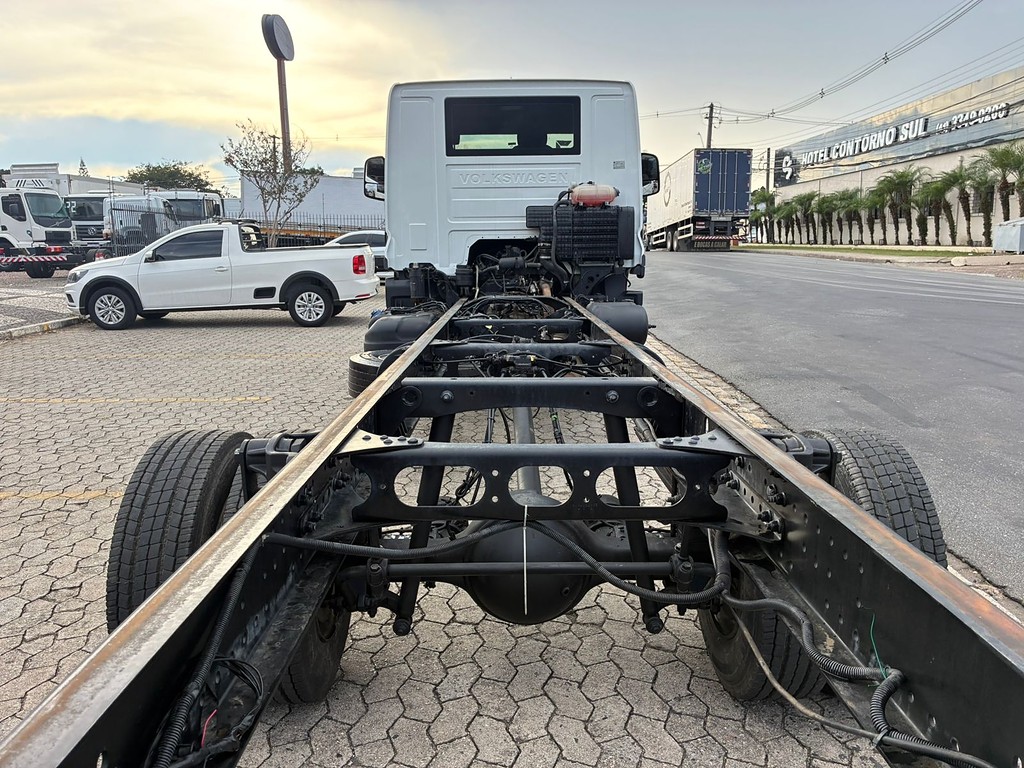 Caminhão VOLKSWAGEN VW 11180 Chassis ANO 2022 de Vieira Caminhões no Paraná