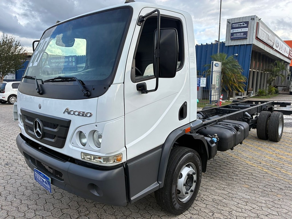 Caminhão MERCEDES BENZ MB 1016 Chassis ANO 2020 de Vieira Caminhões no Paraná