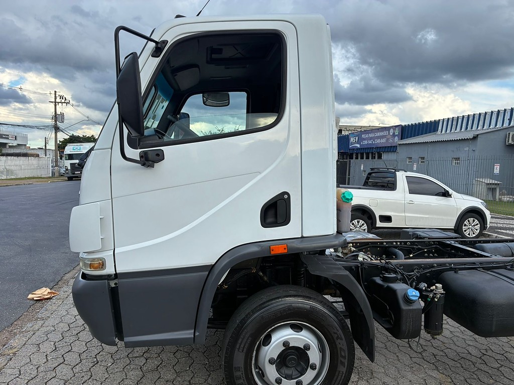 Caminhão MERCEDES BENZ MB 1016 Chassis ANO 2020 de Vieira Caminhões no Paraná