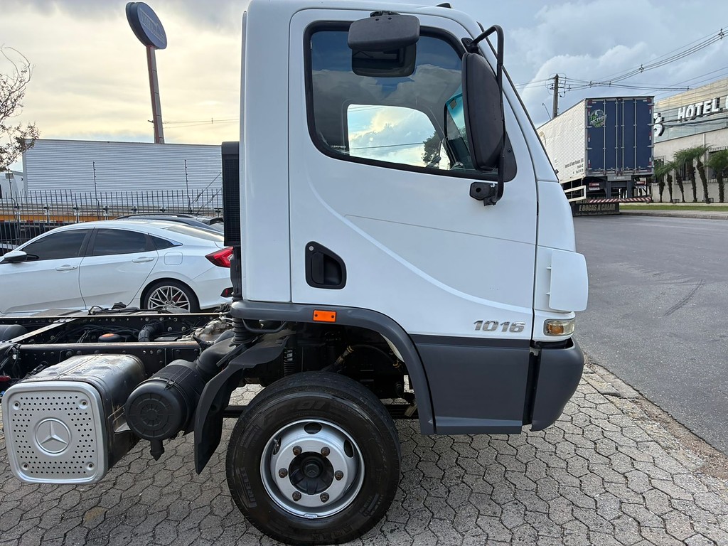 Caminhão MERCEDES BENZ MB 1016 Chassis ANO 2020 de Vieira Caminhões no Paraná