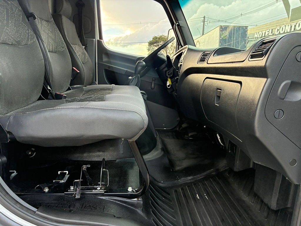 Caminhão MERCEDES BENZ MB 1016 Chassis ANO 2020 de Vieira Caminhões no Paraná