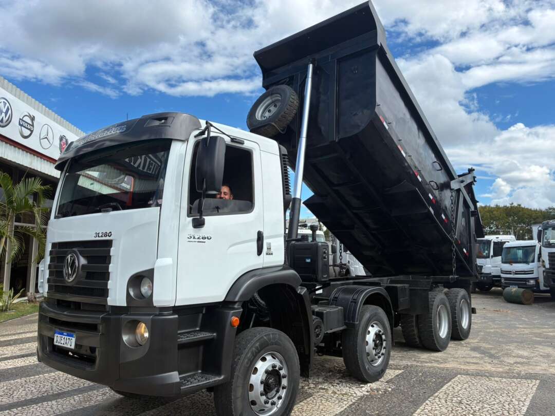 Caminhão VOLKSWAGEN VW 31280 Caçamba Basculante ANO 2016 de Vieira Caminhões no Paraná