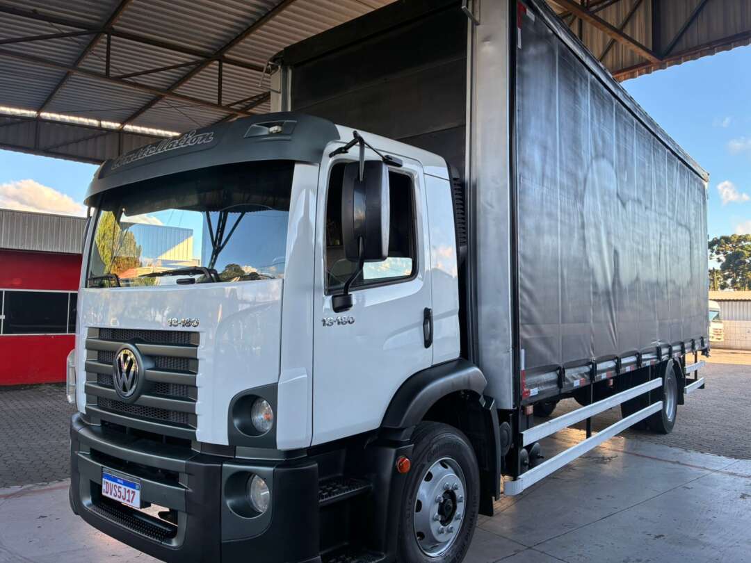 Caminhão VOLKSWAGEN VW 13180 Baú Sider ANO 2012 de Vieira Caminhões no Paraná