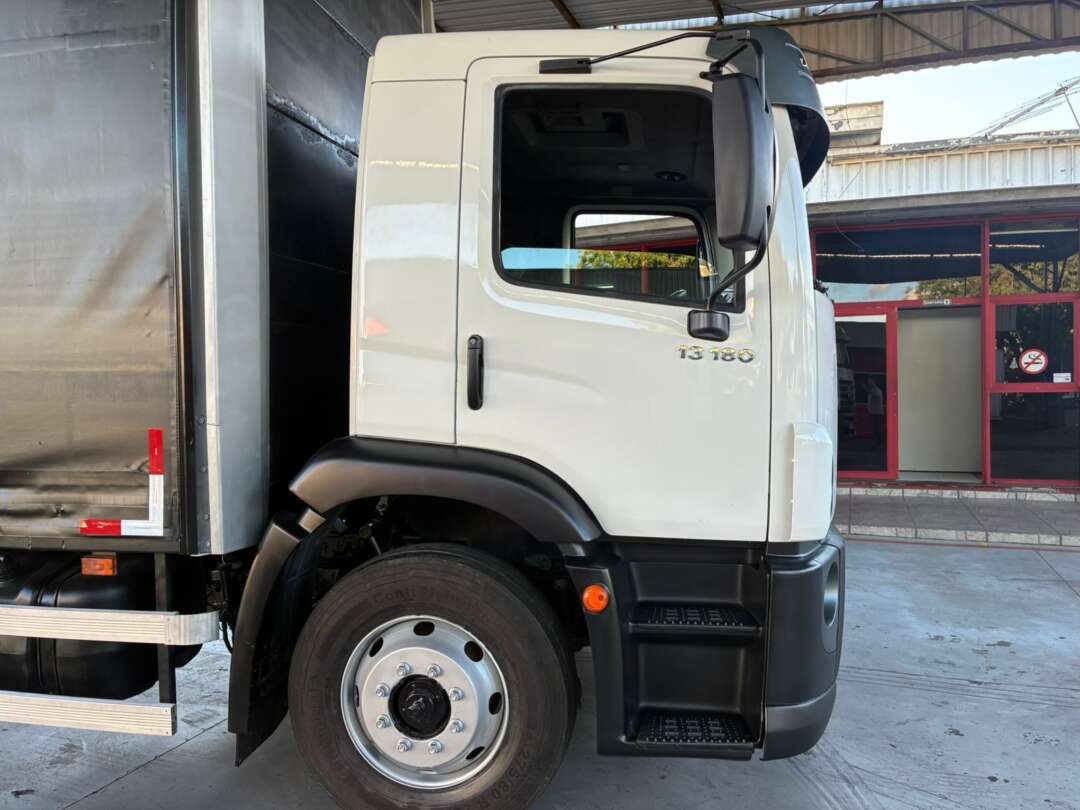 Caminhão VOLKSWAGEN VW 13180 Baú Sider ANO 2012 de Vieira Caminhões no Paraná