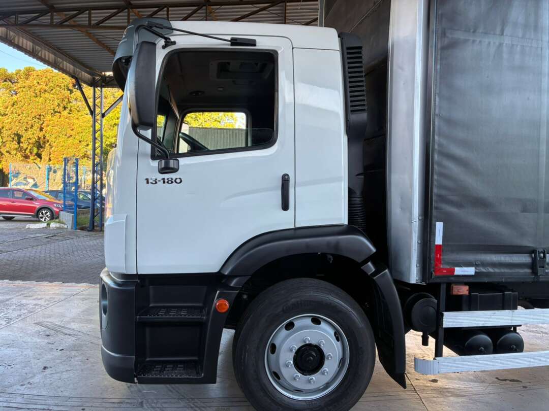 Caminhão VOLKSWAGEN VW 13180 Baú Sider ANO 2012 de Vieira Caminhões no Paraná