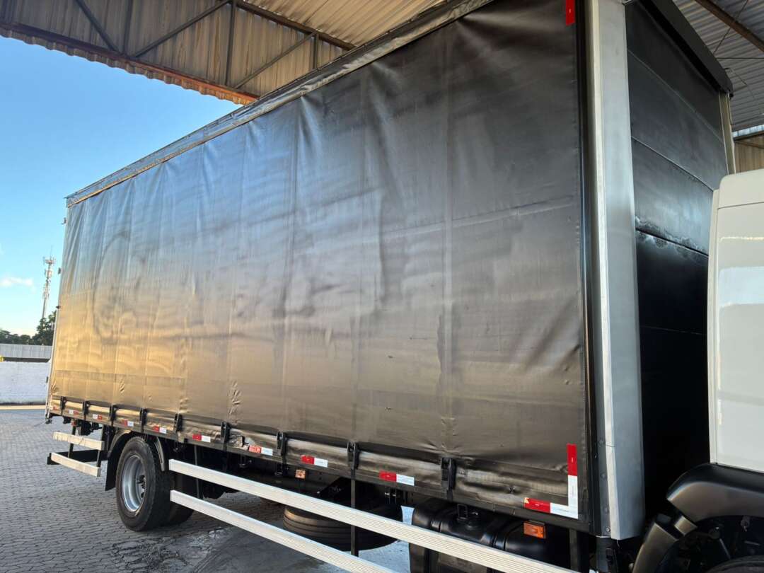 Caminhão VOLKSWAGEN VW 13180 Baú Sider ANO 2012 de Vieira Caminhões no Paraná