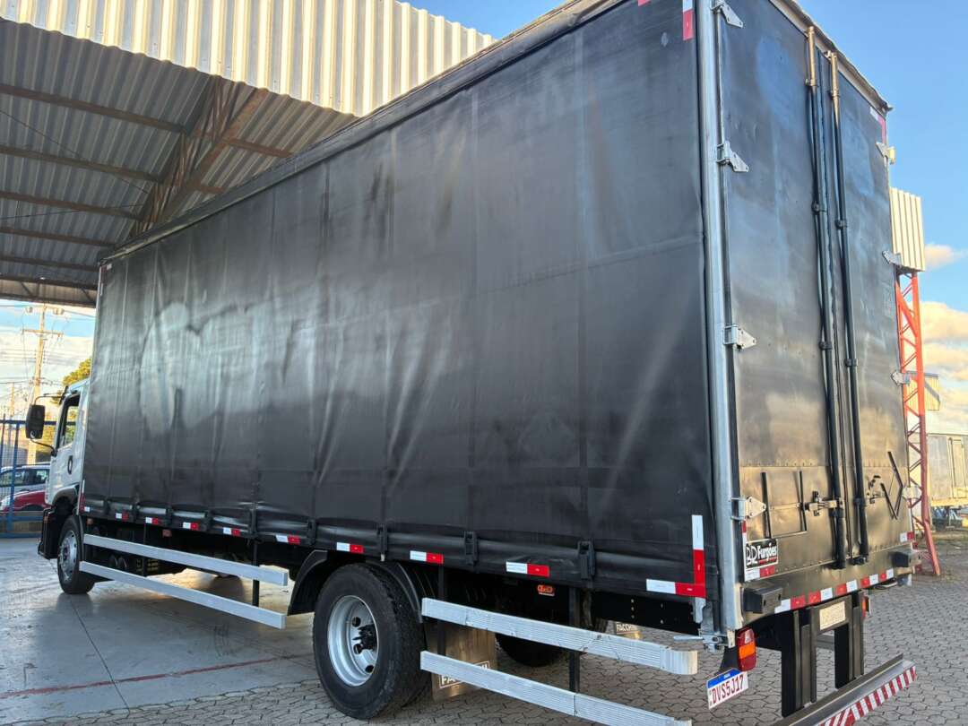 Caminhão VOLKSWAGEN VW 13180 Baú Sider ANO 2012 de Vieira Caminhões no Paraná